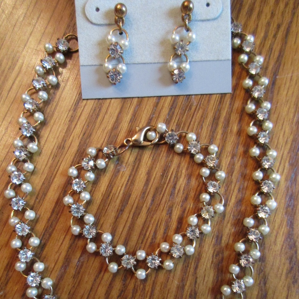Unique Child's 3 Piece Pearl Jewelry Set Necklace Earrings Bracelet